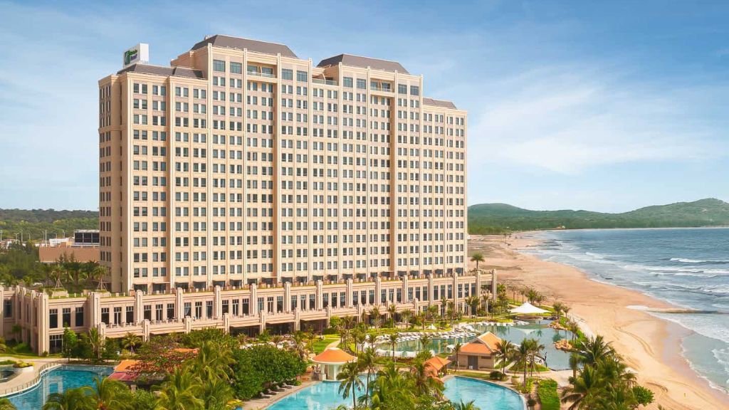 Khách sạn Holiday Inn Resort Beach